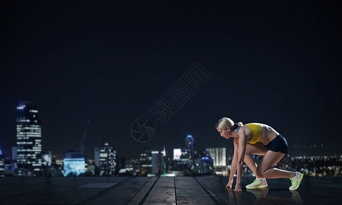 全速前进轻的女运动员城市背景下跑得很快背景图片