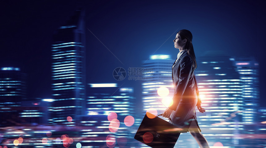工作深夜轻优雅的女商人夜城市背景下图片