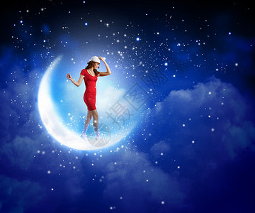 穿红色衣服的女人穿着红色连衣裙的轻女人月球上行走图片