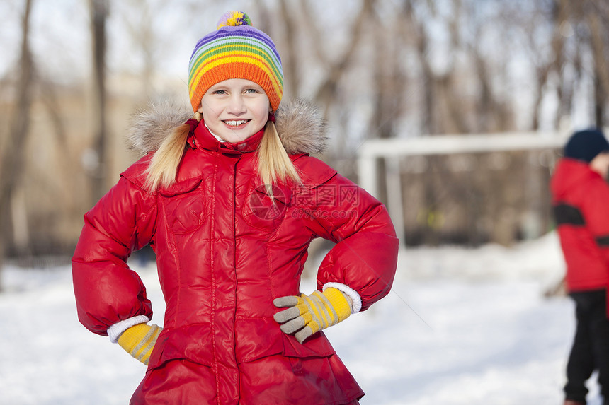 可爱的学龄女孩冬天的公园玩得很开心冬季活动图片