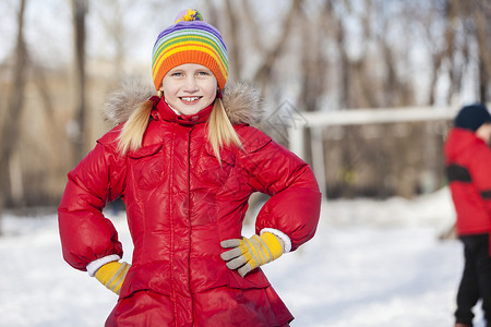 丢雪球女孩可爱的学龄女孩冬天的公园玩得很开心冬季活动背景