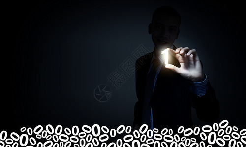 计算机进制黑暗背景下的商人用手指图片