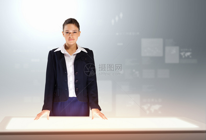 商业创新轻女商人站高科技图片背景下的形象图片