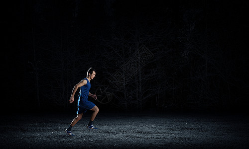 穿着运动服的跑步者穿着黑色全速前进高清图片