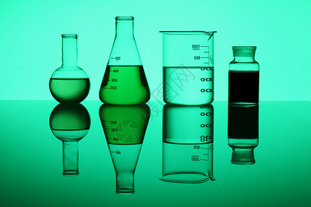 绿色背景下的化学物品图片