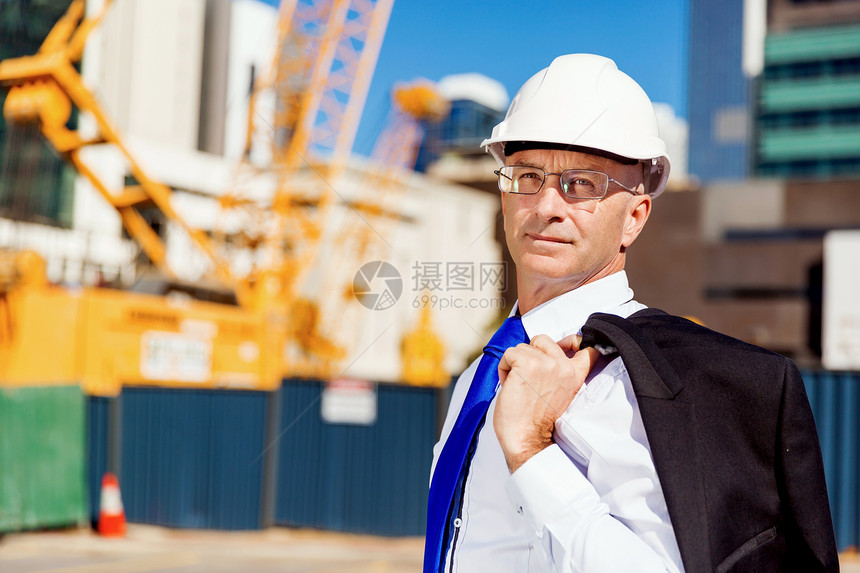 建筑工地的商人工人施工场景戴安全帽图片