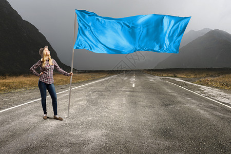 蓝色挥舞的女人学生女孩穿着休闲装,手里着蓝色的旗子图片