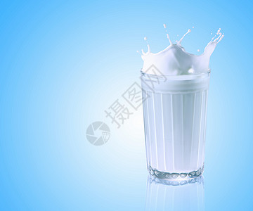 杯子里新鲜牛奶新鲜牛奶璃上的颜色背景,插图图片