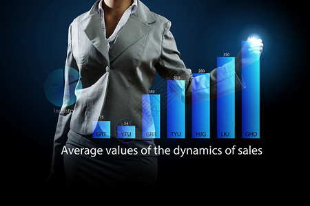 平均销售报告近距离观看女商人屏幕市场信息图表上的绘画图片