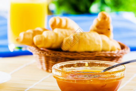 美味的早餐早餐桌上牛角包果冻橙汁背景图片