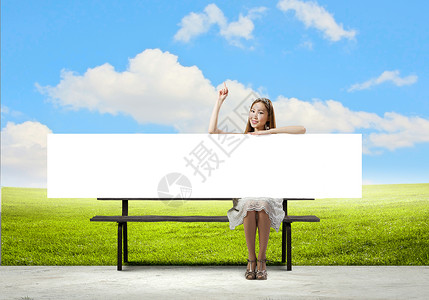 黑发广告素材带横幅的女孩轻的亚洲女人坐长凳上,着空白的横幅背景