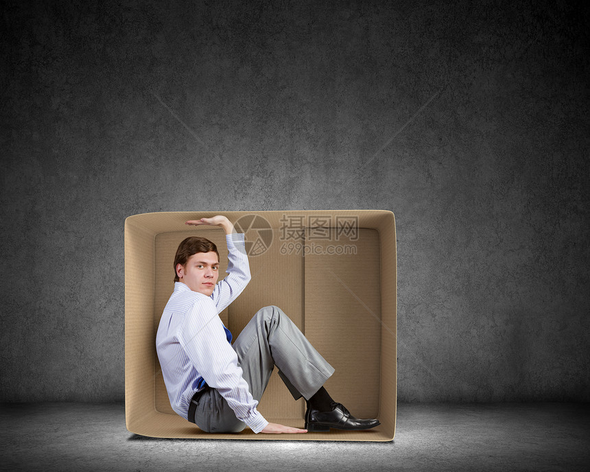 男人盒子里轻沮丧的商人坐小纸箱里图片