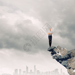 生意的女人危险的女商人站岩石的边缘图片