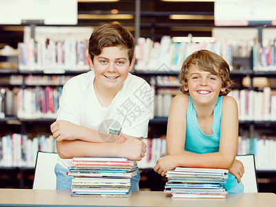 图书馆里两个带书的男孩图书馆里两个男孩图片
