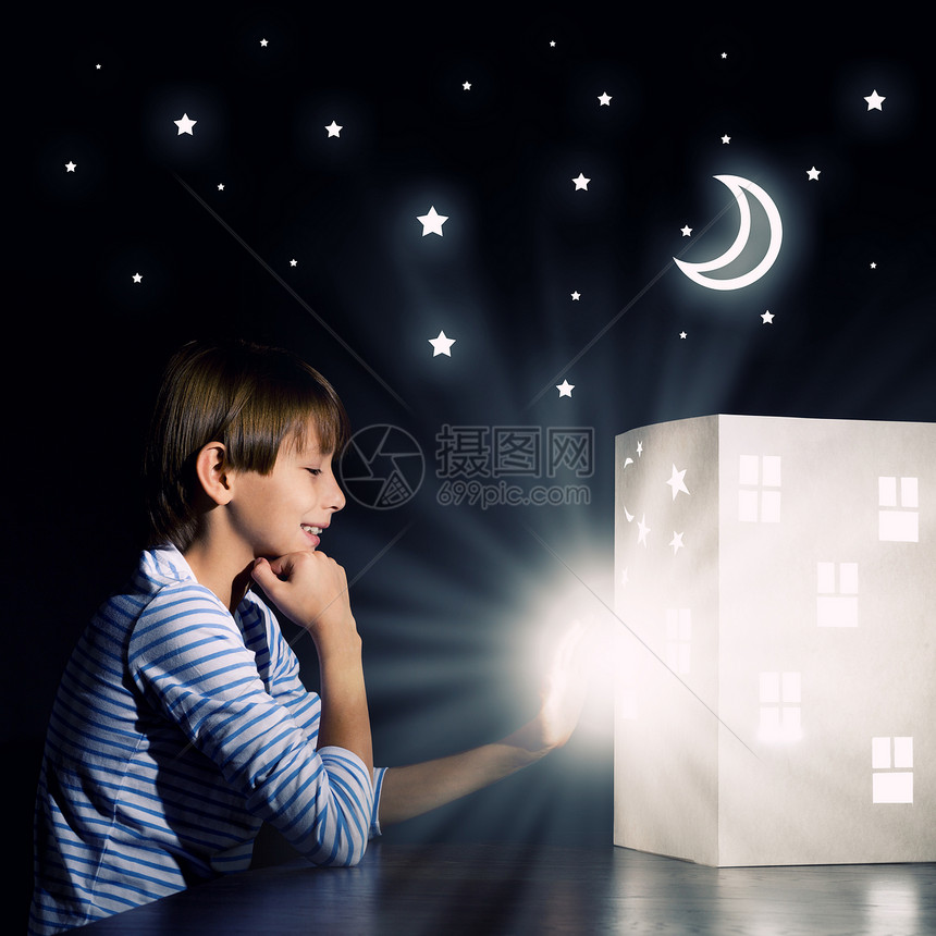 晚上梦可爱的小男孩黑暗的房间里梦想着家庭家庭图片