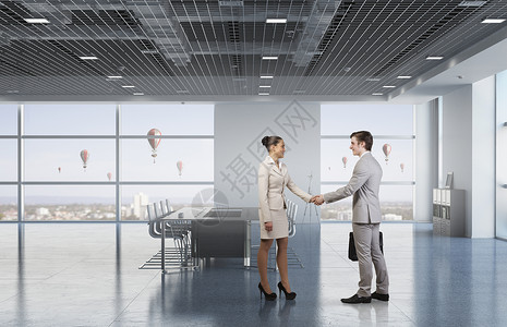 两个商业伙伴握手专业的商人握手办公室交易的象征图片