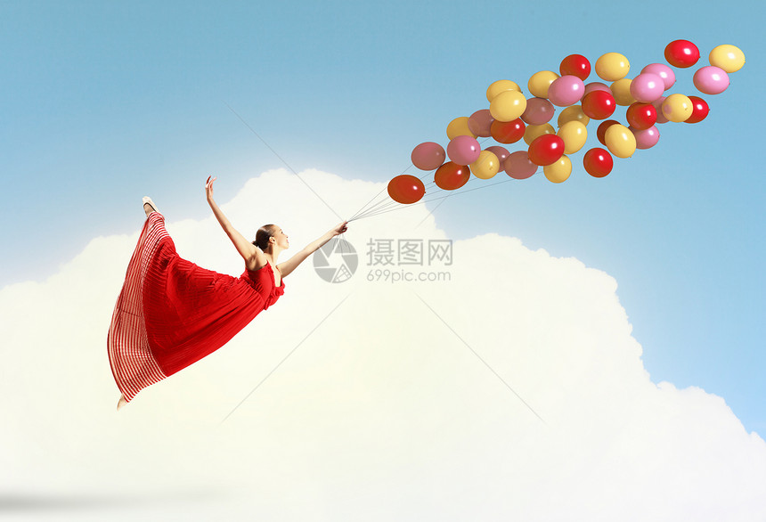 跳舞的女人穿着连衣裙芭蕾舞的轻女人用五颜六色的气球跳舞图片