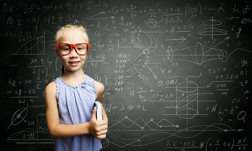 小天才小可爱的学龄女孩戴着眼镜靠黑板上图片