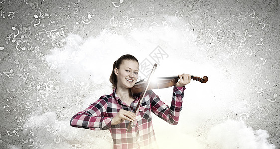 小提琴的女孩穿着休闲小提琴的轻漂亮女孩图片