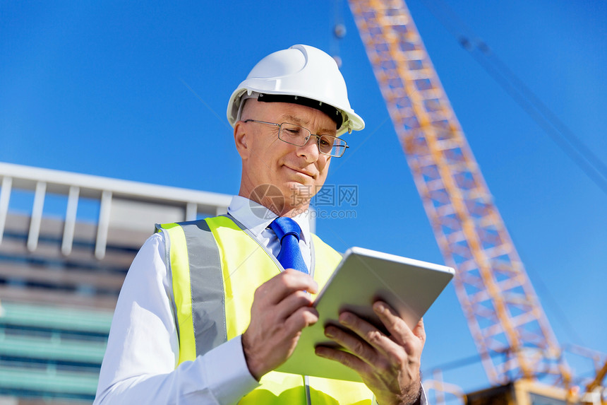 建筑工地的工程师建设者工程师建筑工人施工场景穿着安全背心记事本图片