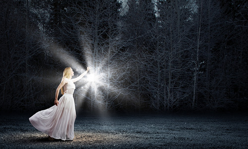 黑之童话素材迷失黑暗中轻的女人着灯笼黑暗的森林里散步背景