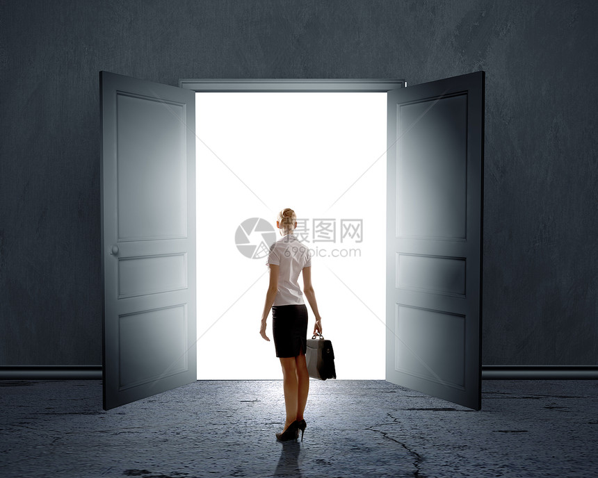 新的机会女商人站敞开的门的后图片