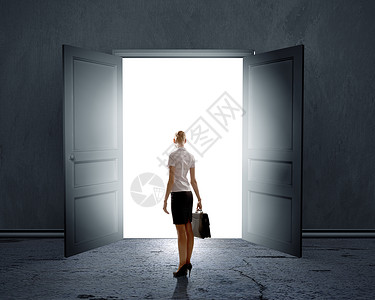 新的机会女商人站敞开的门的后图片