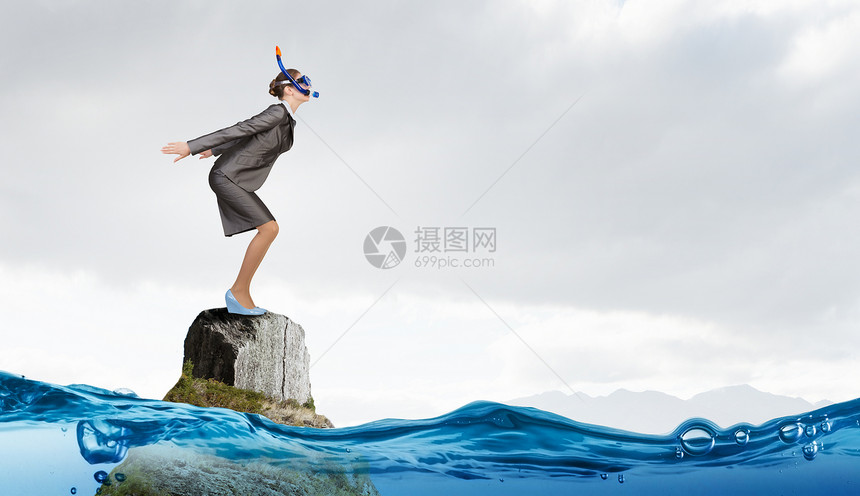 女商人潜水员穿着西装潜水具的轻女商人水里跳跃图片