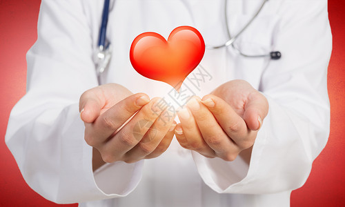 健康的心脏女医生手捧心脏图片