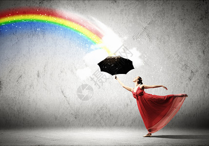 芭蕾舞穿着飞丝连衣裙带伞芭蕾舞穿着飞缎连衣裙,带着雨伞彩虹图片