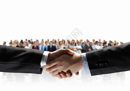 商务握手商务人士与背景下的人握手背景图片