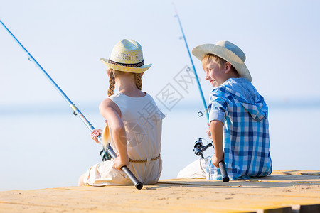 男孩女孩带着钓鱼竿码头钓鱼背景图片