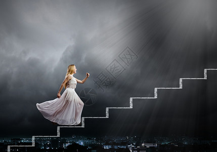 穿着白色长裙的女人走上楼梯图片
