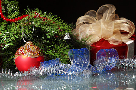 圣诞装饰树上漂亮的圣诞装饰品图片