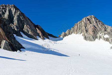 新西兰群人新西兰山脉的雪地里行走背景图片