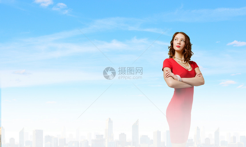 穿红色衣服的女人穿着红色连衣裙的轻漂亮的黑发女人图片