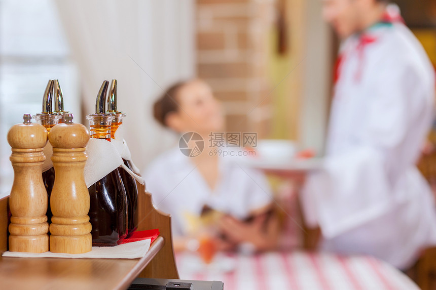 餐厅的轻女人轻的女人坐餐馆里图片