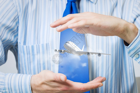 航空公司航保险商人的手飞行飞机的模型图片