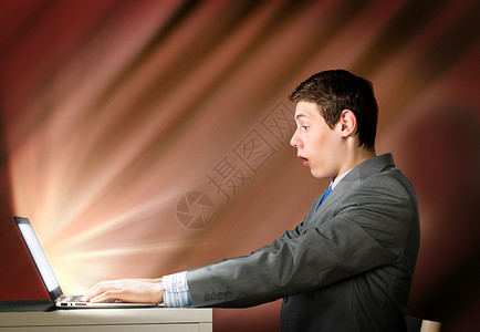 错误404用笔记本电脑的情绪化男人轻人震惊地看着笔记本电脑屏幕背景