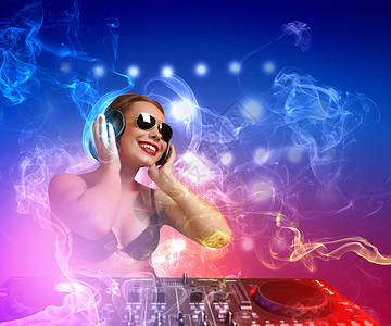 聚会来袭DJ混合器DJ个调音台设备来控制声音播放音乐背景