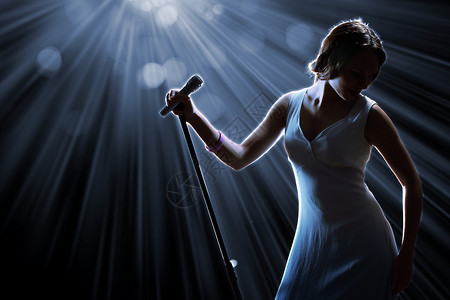 舞台上的女歌手着麦克风舞台上的女歌手高清图片