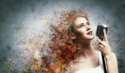 女金发歌手女金发女郎的形象歌手彩色背景下着麦克风图片