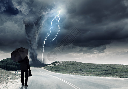 危机带雨伞手提箱龙卷风的商人的背景图片