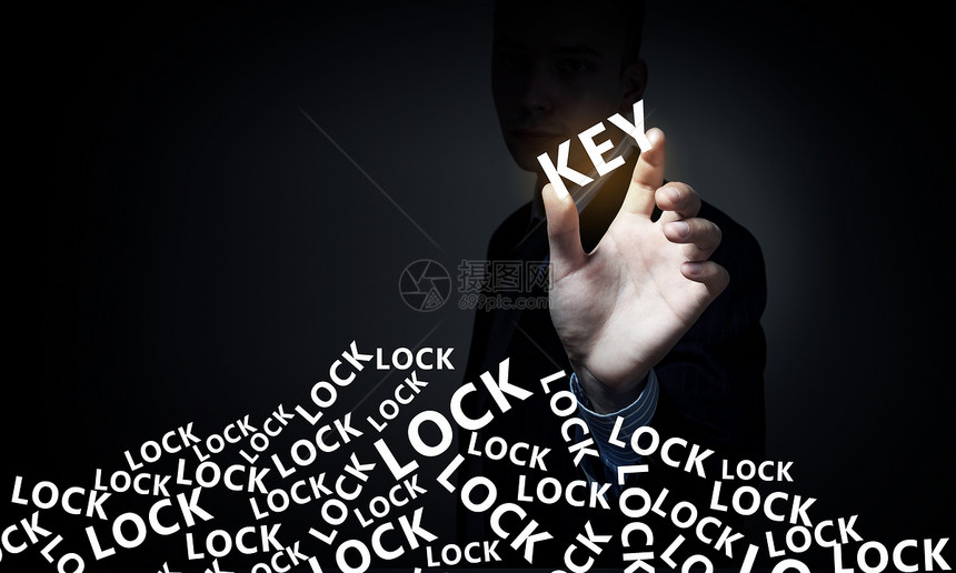 找正确的钥匙男手着关键的发光词用手指图片