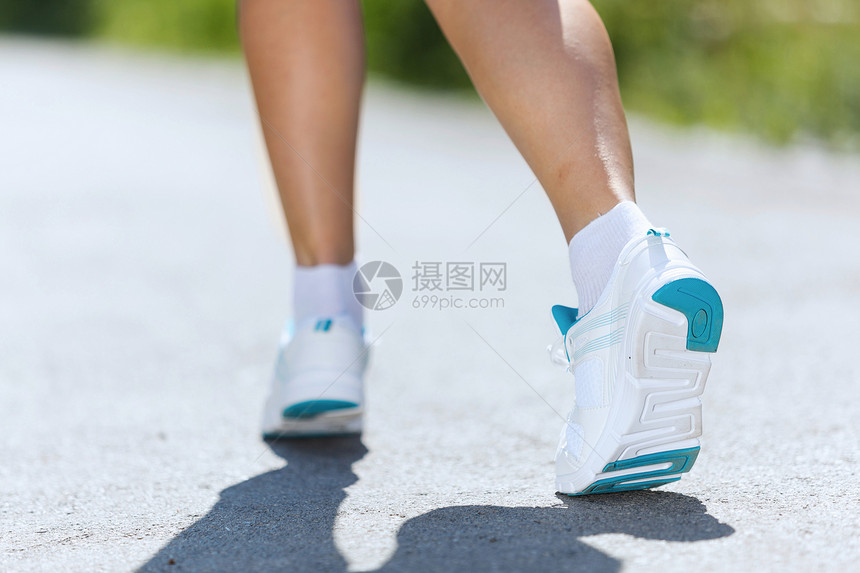 运动女人路上奔跑的女脚图片