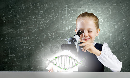 生物课可爱的学校女孩用显微镜检查DNA分子图片