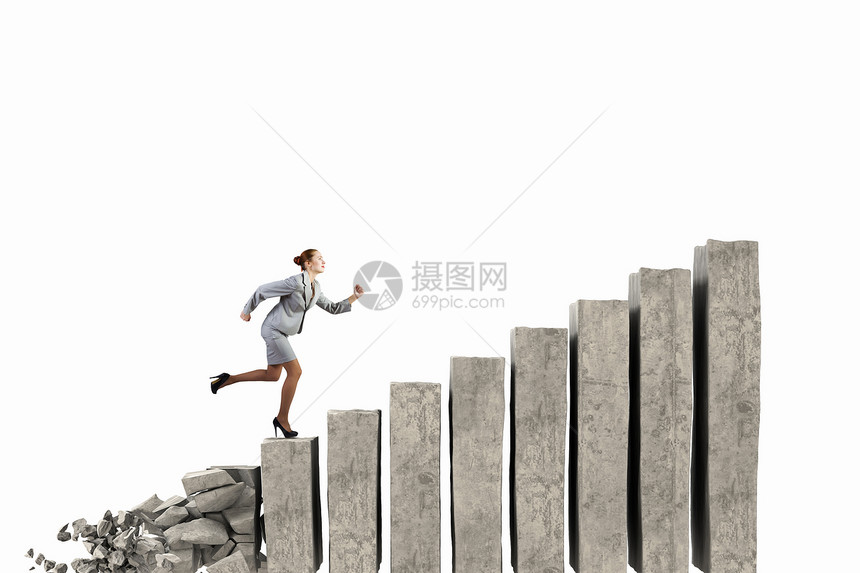 冒险的步骤女商人爬上了崩溃的金融阶梯的台阶图片