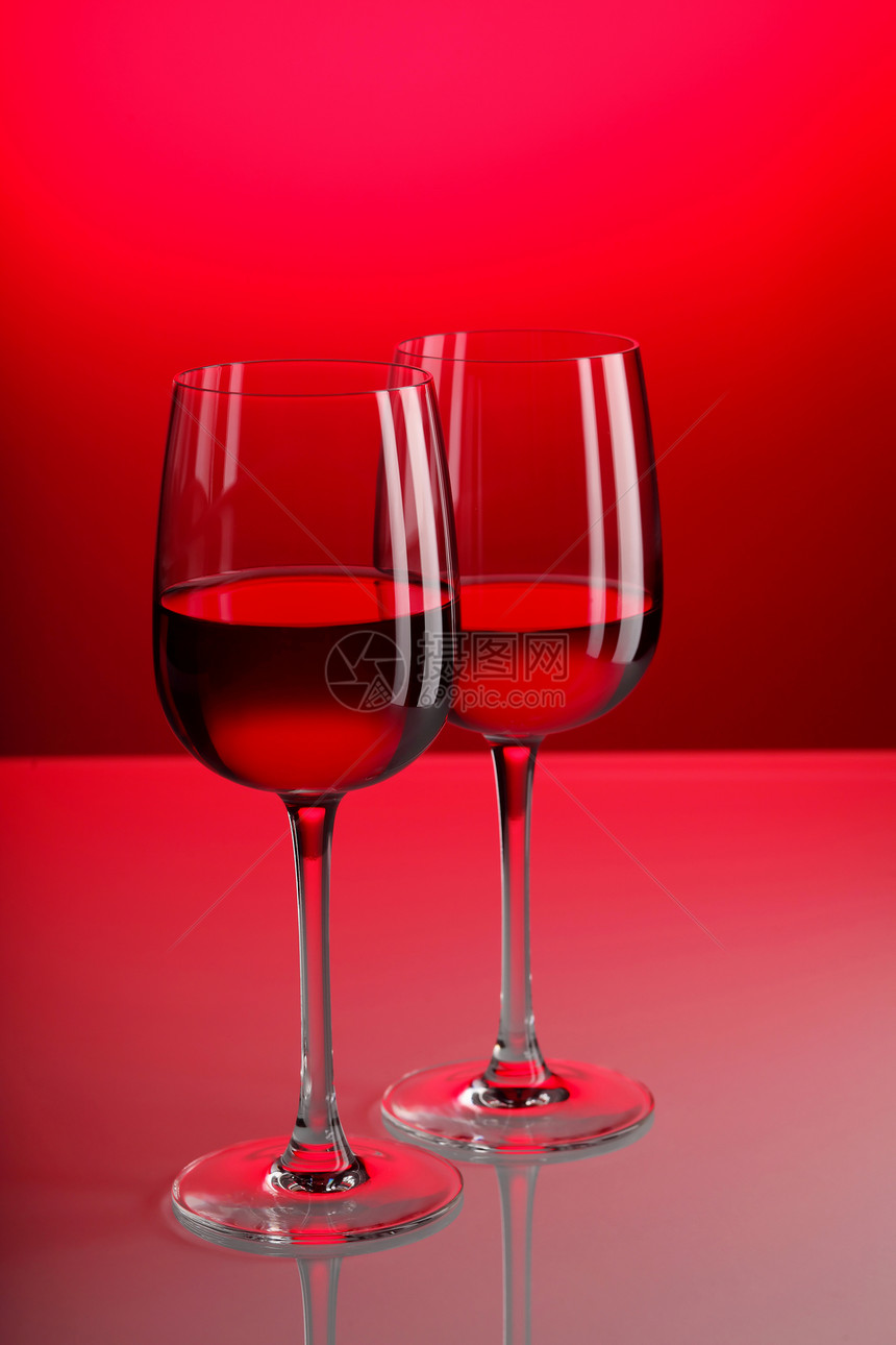红色背景下的葡萄酒图片