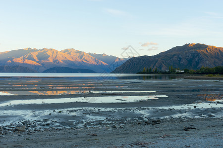 崇高阿尔卑斯山湖泊的自然景观背景