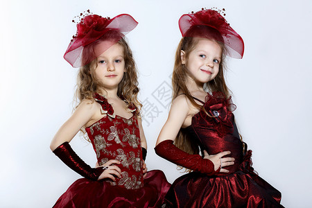 两个穿着漂亮裙子的小女孩图片